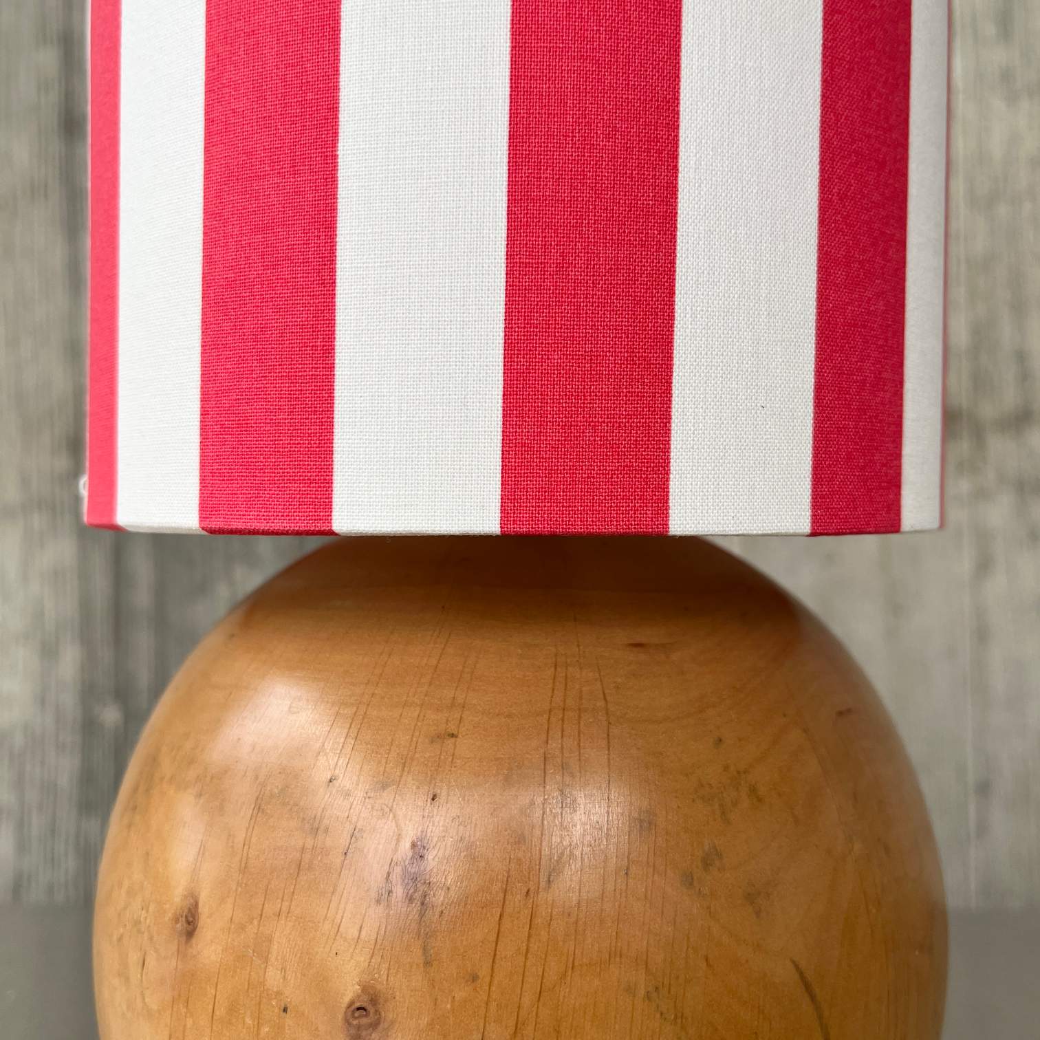 Vintage Holzkugel Tischlampe | Lampenschirm Capri Rot-Weiß gestreift 38 cm