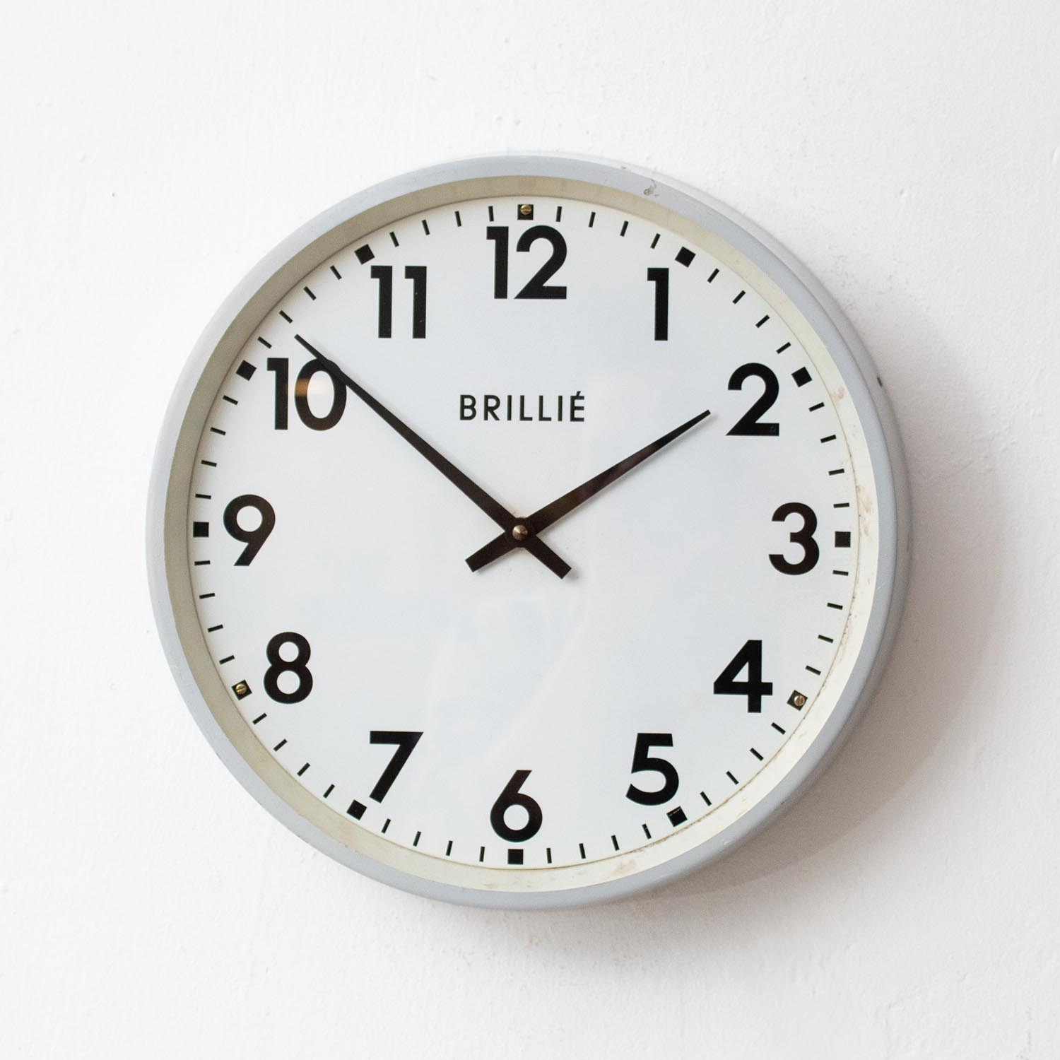 Vintage matt graue BRILLIÉ Industrieuhr Ø 30 cm alte Wanduhr mit Patina