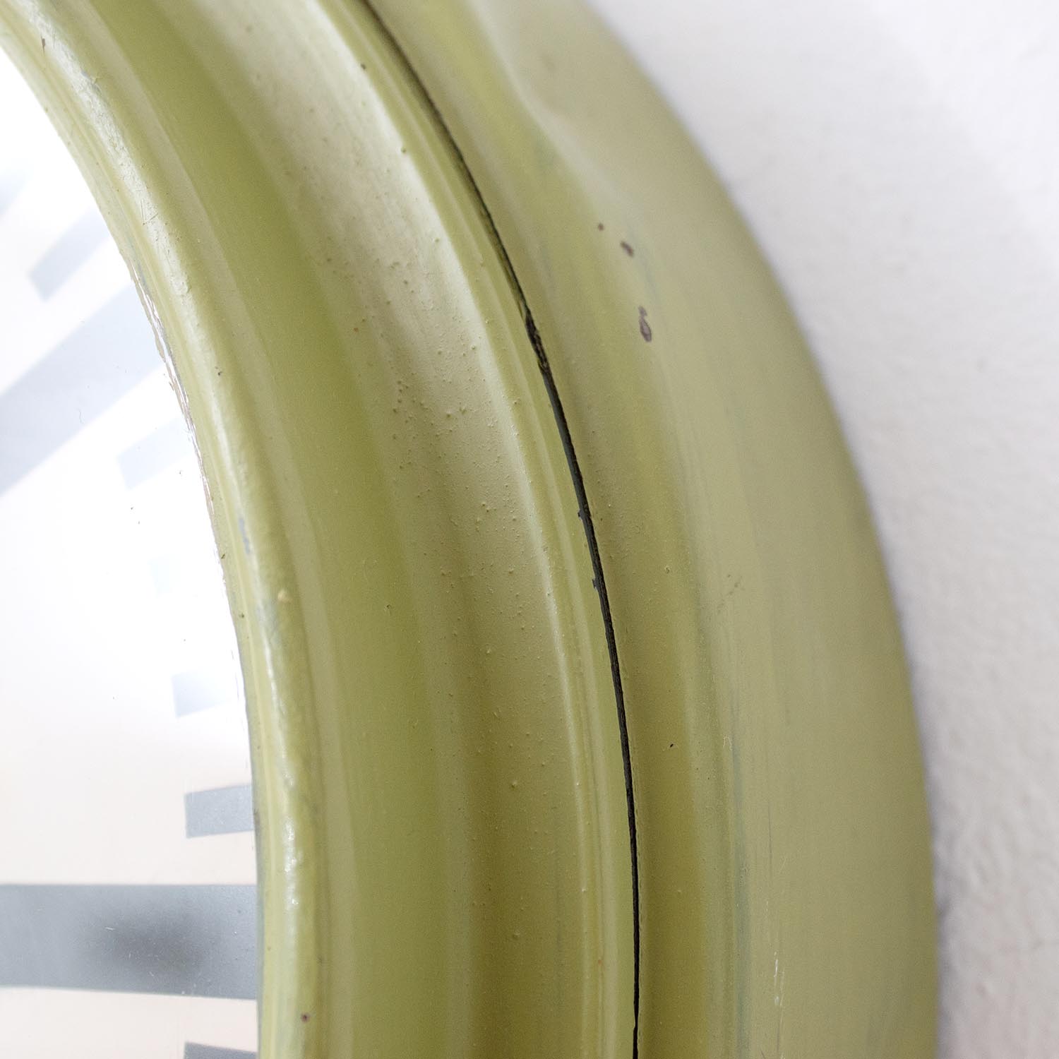 Alte TCW Fabrikuhr helles Oliv-Grün Ø 32 cm mit Patina