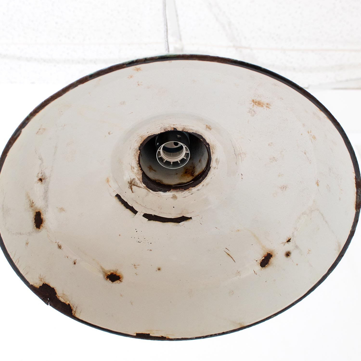 Vintage französische dunkelgrüne Industrielampe mit Patina Ø 36 cm Emaille