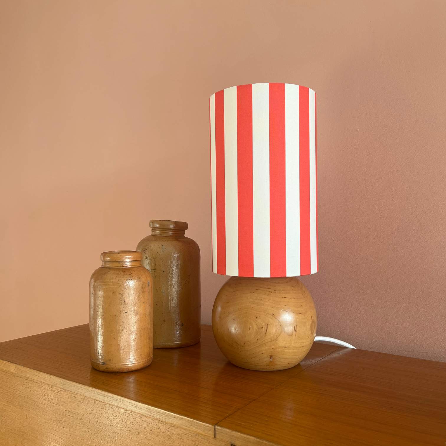 Vintage Holzkugel Tischlampe | Lampenschirm Capri Rot-Weiß gestreift 38 cm