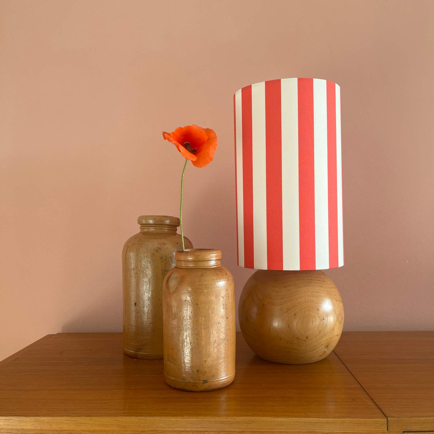 Vintage Holzkugel Tischlampe | Lampenschirm Capri Rot-Weiß gestreift 38 cm