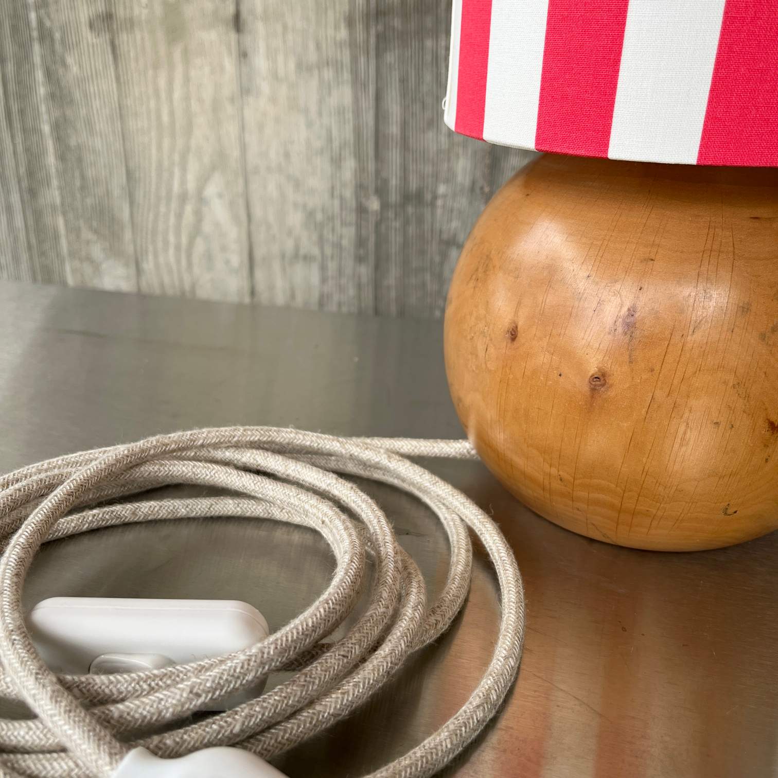Vintage Holzkugel Tischlampe | Lampenschirm Capri Rot-Weiß gestreift 38 cm