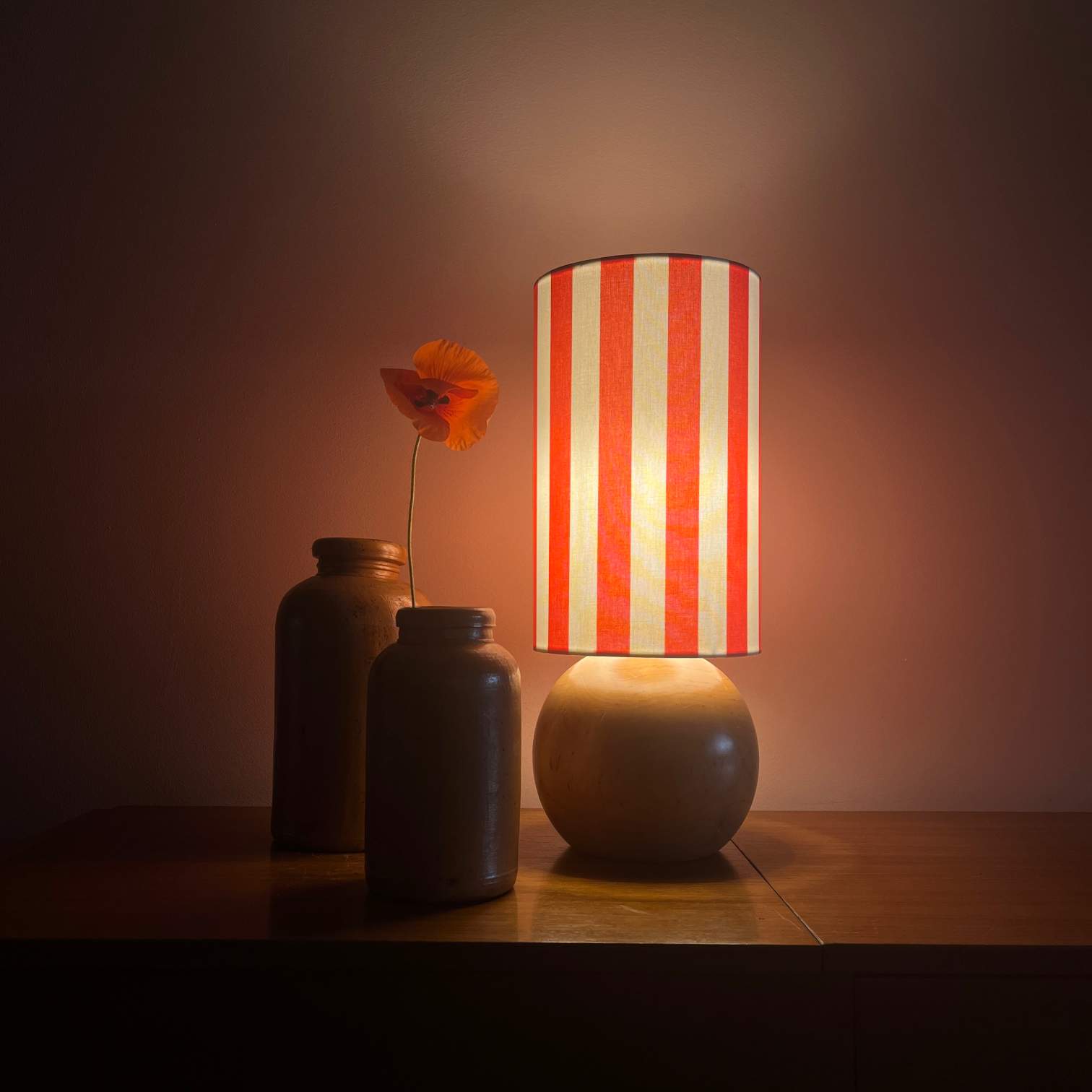Vintage Holzkugel Tischlampe | Lampenschirm Capri Rot-Weiß gestreift 38 cm